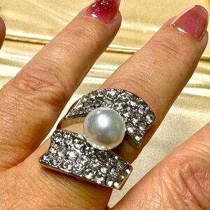Stunning rhinestone and faux pearl ring size 8